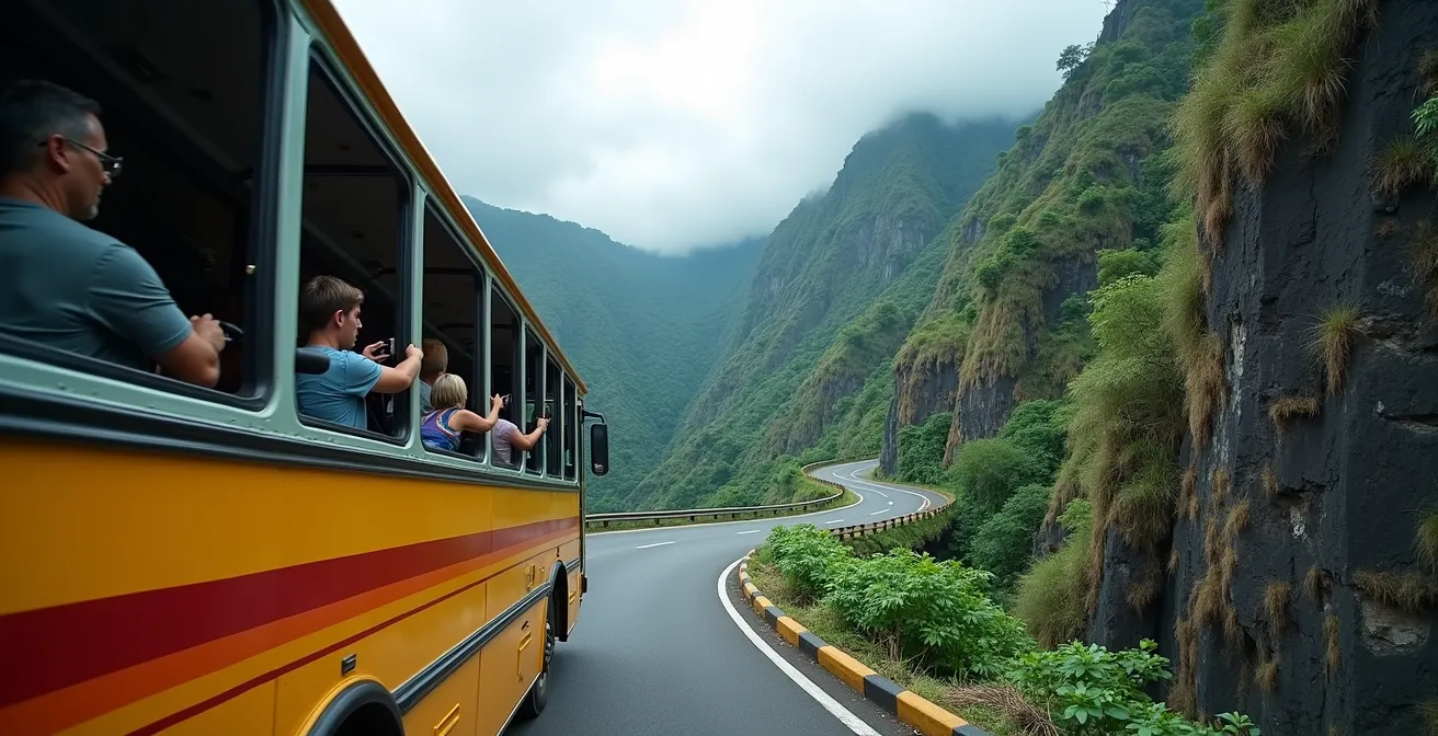 Bus coloré négociant un virage serré sur la route de montagne vers Cilaos avec vue plongeante
